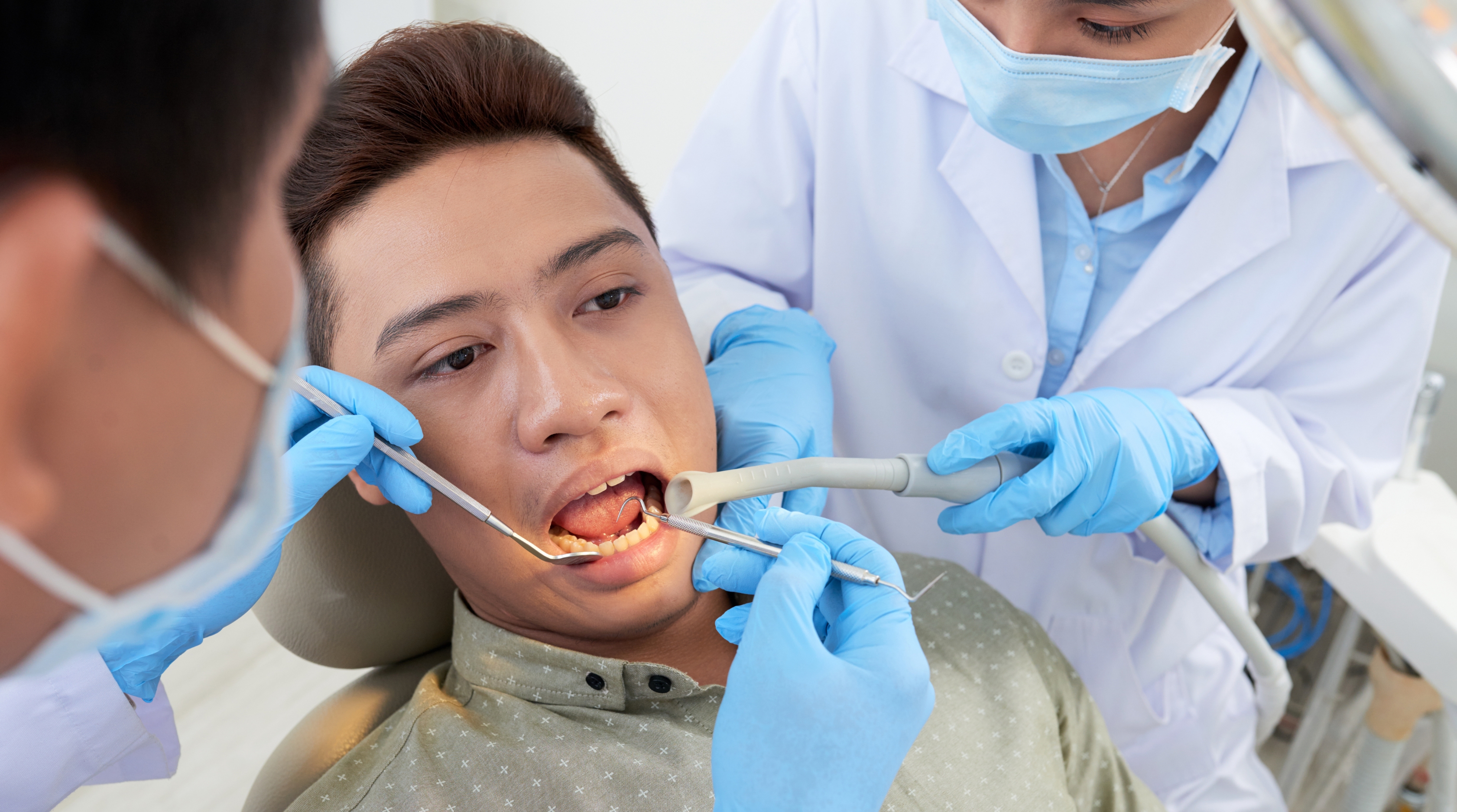 Dentist explaining wisdom tooth removal procedure and cost details in Coimbatore clinic
